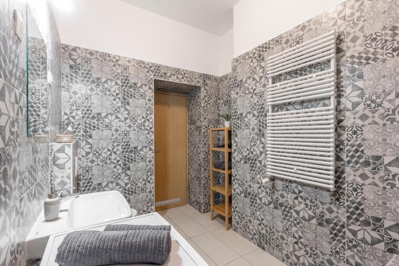 Central Gozsdu Apartment In The Party Street 부다페스트 외부 사진